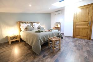 Villas magnificent individual villa with heated swimming pool, in aureille, in the alpilles - 10 persons : photos des chambres