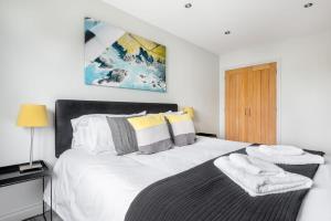 Modern House in St Agnes Parking & Garden