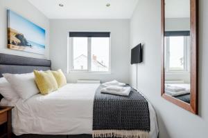 Modern House in St Agnes Parking & Garden