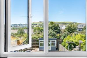 Modern House in St Agnes Parking & Garden