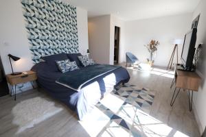 very beautiful villa with private pool in the luberon enjoying a magnificent view of the durance valley, located in puget – 10 people.