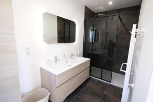 very beautiful villa with private pool in the luberon enjoying a magnificent view of the durance valley, located in puget – 10 people.