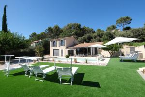 very beautiful villa with private pool in the luberon enjoying a magnificent view of the durance valley, located in puget – 10 people.