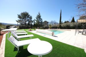 Villas very beautiful villa with private pool in the luberon enjoying a magnificent view of the durance valley, located in puget – 10 people. : photos des chambres