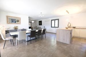 Villas very beautiful villa with private pool in the luberon enjoying a magnificent view of the durance valley, located in puget – 10 people. : photos des chambres