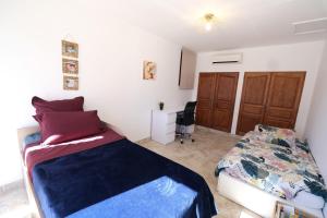 Villas very beautiful villa with private pool in the luberon enjoying a magnificent view of the durance valley, located in puget – 10 people. : photos des chambres