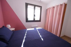 Villas very beautiful villa with private pool in the luberon enjoying a magnificent view of the durance valley, located in puget – 10 people. : photos des chambres