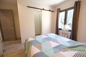 Villas very beautiful villa with private pool in the luberon enjoying a magnificent view of the durance valley, located in puget – 10 people. : photos des chambres