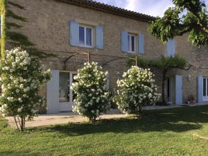 Air-conditioned Provençal farmhouse with private pool, view magnificent, located in Lagnes, close Isle SSorgue, 9 people
