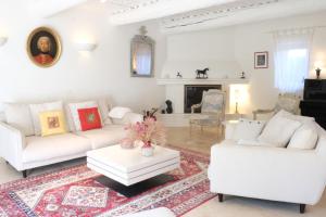 Air-conditioned Provençal farmhouse with private pool, view magnificent, located in Lagnes, close Isle SSorgue, 9 people