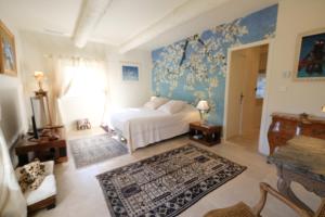 Air-conditioned Provençal farmhouse with private pool, view magnificent, located in Lagnes, close Isle SSorgue, 9 people