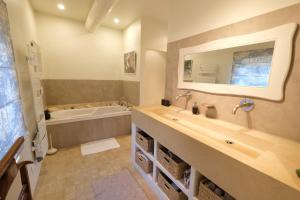 Villas Air-conditioned Provencal farmhouse with private pool, view magnificent, located in Lagnes, close Isle S/Sorgue, 9 people : photos des chambres