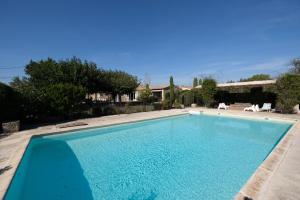 Villas Air-conditioned Provencal farmhouse with private pool, view magnificent, located in Lagnes, close Isle S/Sorgue, 9 people : photos des chambres