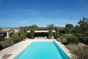 Air-conditioned Provençal farmhouse with private pool, view magnificent, located in Lagnes, close Isle SSorgue, 9 people