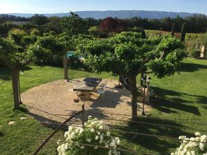 Villas Air-conditioned Provencal farmhouse with private pool, view magnificent, located in Lagnes, close Isle S/Sorgue, 9 people : photos des chambres