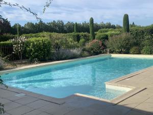 Villas Air-conditioned Provencal farmhouse with private pool, view magnificent, located in Lagnes, close Isle S/Sorgue, 9 people : photos des chambres