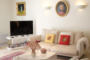 Villas Air-conditioned Provencal farmhouse with private pool, view magnificent, located in Lagnes, close Isle S/Sorgue, 9 people : photos des chambres