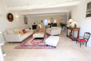 Villas Air-conditioned Provencal farmhouse with private pool, view magnificent, located in Lagnes, close Isle S/Sorgue, 9 people : photos des chambres