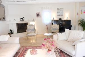 Villas Air-conditioned Provencal farmhouse with private pool, view magnificent, located in Lagnes, close Isle S/Sorgue, 9 people : photos des chambres