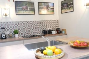 Villas Air-conditioned Provencal farmhouse with private pool, view magnificent, located in Lagnes, close Isle S/Sorgue, 9 people : photos des chambres