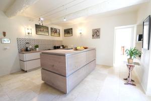 Villas Air-conditioned Provencal farmhouse with private pool, view magnificent, located in Lagnes, close Isle S/Sorgue, 9 people : photos des chambres