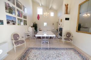 Villas Air-conditioned Provencal farmhouse with private pool, view magnificent, located in Lagnes, close Isle S/Sorgue, 9 people : photos des chambres
