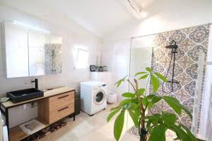 Villas Air-conditioned Provencal farmhouse with private pool, view magnificent, located in Lagnes, close Isle S/Sorgue, 9 people : photos des chambres