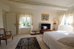 Villas Air-conditioned Provencal farmhouse with private pool, view magnificent, located in Lagnes, close Isle S/Sorgue, 9 people : photos des chambres