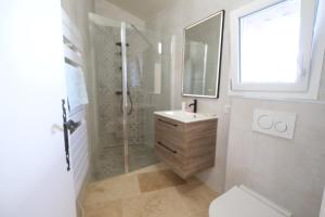 Villas Air-conditioned Provencal farmhouse with private pool, view magnificent, located in Lagnes, close Isle S/Sorgue, 9 people : photos des chambres