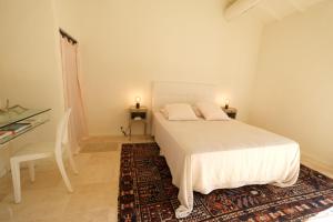 Villas Air-conditioned Provencal farmhouse with private pool, view magnificent, located in Lagnes, close Isle S/Sorgue, 9 people : photos des chambres