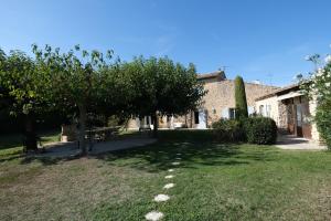 Villas Air-conditioned Provencal farmhouse with private pool, view magnificent, located in Lagnes, close Isle S/Sorgue, 9 people : photos des chambres