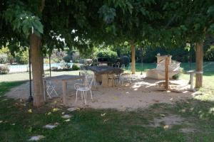 Villas Air-conditioned Provencal farmhouse with private pool, view magnificent, located in Lagnes, close Isle S/Sorgue, 9 people : photos des chambres