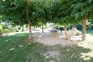 Villas Air-conditioned Provencal farmhouse with private pool, view magnificent, located in Lagnes, close Isle S/Sorgue, 9 people : photos des chambres