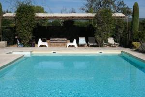 Villas Air-conditioned Provencal farmhouse with private pool, view magnificent, located in Lagnes, close Isle S/Sorgue, 9 people : photos des chambres