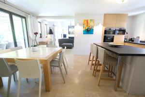 Villas high standard provencal bastide with heated pool in lourmarin in the luberon, vaucluse. 10 people : photos des chambres