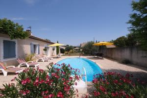 pretty holiday rental with swimming pool in isle-sur-la-sorgue, in the département of vaucluse, in provence 4 people