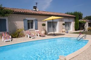 pretty holiday rental with swimming pool in isle-sur-la-sorgue, in the département of vaucluse, in provence 4 people