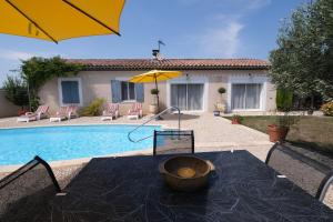 pretty holiday rental with swimming pool in isle-sur-la-sorgue, in the département of vaucluse, in provence 4 people