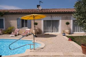 pretty holiday rental with swimming pool in isle-sur-la-sorgue, in the département of vaucluse, in provence 4 people