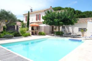 Maisons de vacances pleasant holiday rental with swimming pool, in moules, near arles, between the camargue and the alpilles – 6 people : photos des chambres