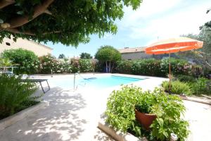Maisons de vacances pleasant holiday rental with swimming pool, in moules, near arles, between the camargue and the alpilles – 6 people : photos des chambres
