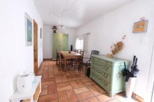 Maisons de vacances pleasant holiday rental with swimming pool, in moules, near arles, between the camargue and the alpilles – 6 people : photos des chambres