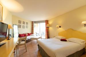 Hotels Golden Tulip Avignon Le Paradou : Chambre Quadruple Supérieure avec 1 Lit King-Size et 2 Lits Simples - Patio Privé