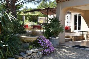 Villas magnificent detached villa with heated swimming pool and jacuzzi, in aureille, in the alpilles – 8 people : photos des chambres