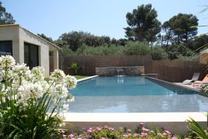 Villas Slpendid villa with heated pool and Jacuzzi for 12 people in Saint-chamas : photos des chambres