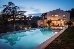 Villas Slpendid villa with heated pool and Jacuzzi for 12 people in Saint-chamas : photos des chambres