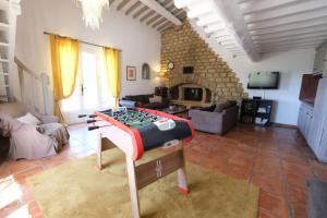 Slpendid villa with heated pool and Jacuzzi for 12 people in Saint-chamas