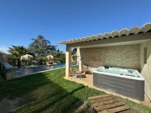 Villas Slpendid villa with heated pool and Jacuzzi for 12 people in Saint-chamas : photos des chambres