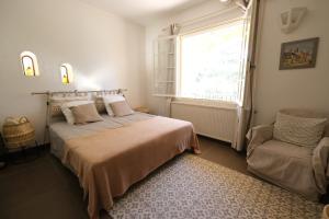 Villas Slpendid villa with heated pool and Jacuzzi for 12 people in Saint-chamas : photos des chambres