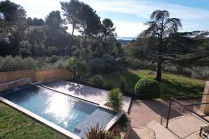 Villas Slpendid villa with heated pool and Jacuzzi for 12 people in Saint-chamas : photos des chambres